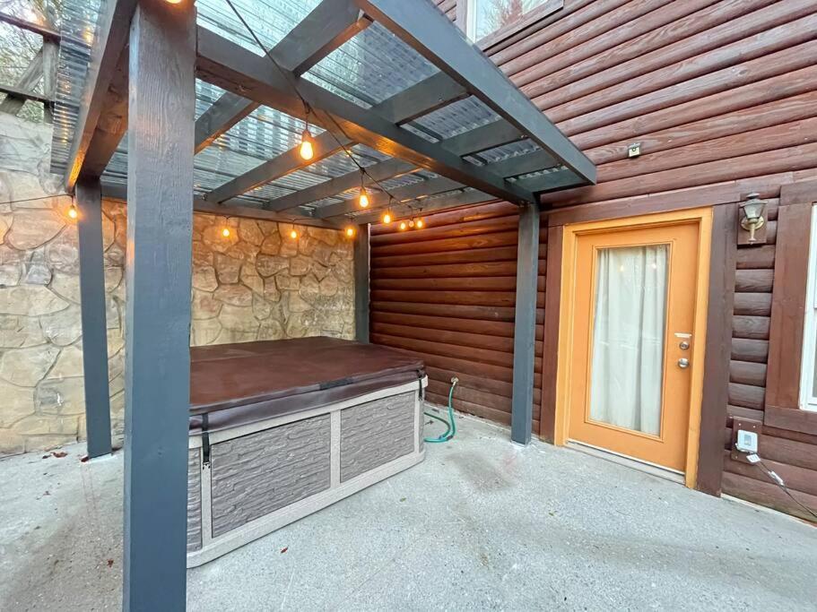 Cabin, Hot Tub, Arcade Games! Sleeps 8!