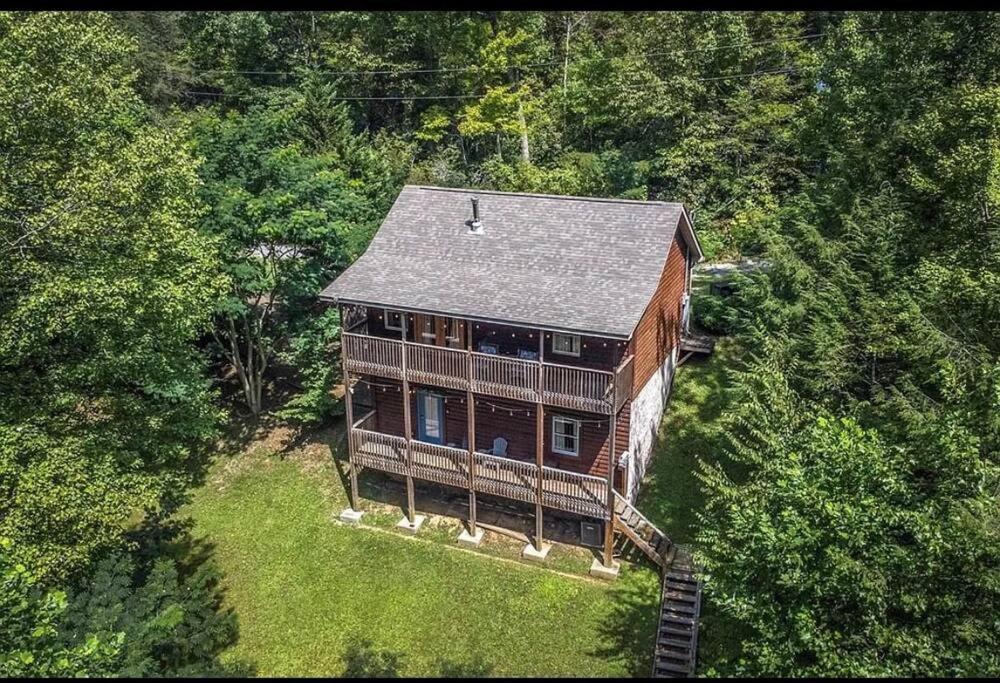Cabin, Hot Tub, Arcade Games! Sleeps 8! Gatlinburg