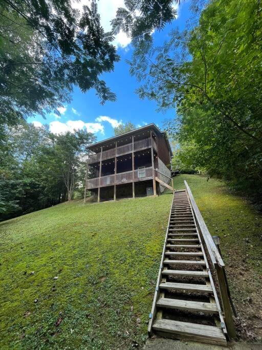 Cabin, Hot Tub, Arcade Games! Sleeps 8! Holiday home *
