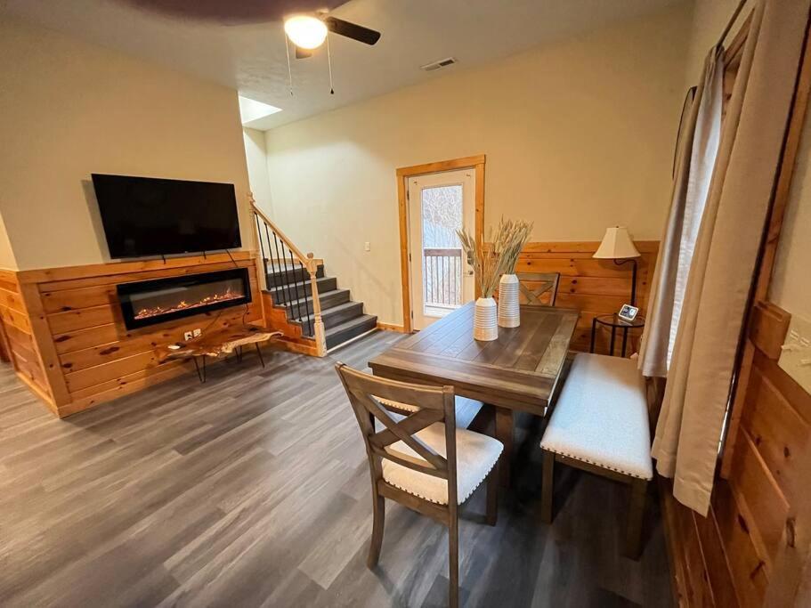 Cabin, Hot Tub, Arcade Games! Sleeps 8! Holiday home Gatlinburg