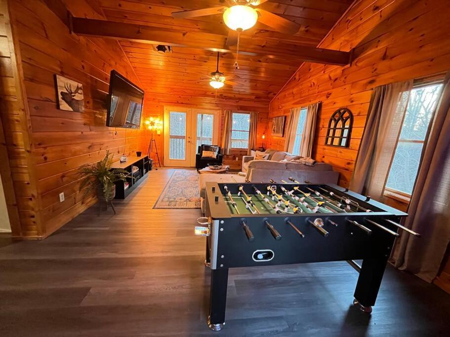 Holiday home Cabin, Hot Tub, Arcade Games! Sleeps 8! Gatlinburg