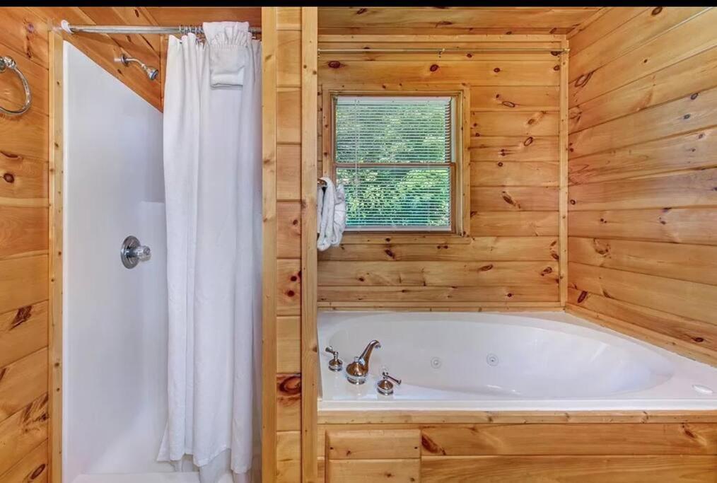 Cabin, Hot Tub, Arcade Games! Sleeps 8! Gatlinburg