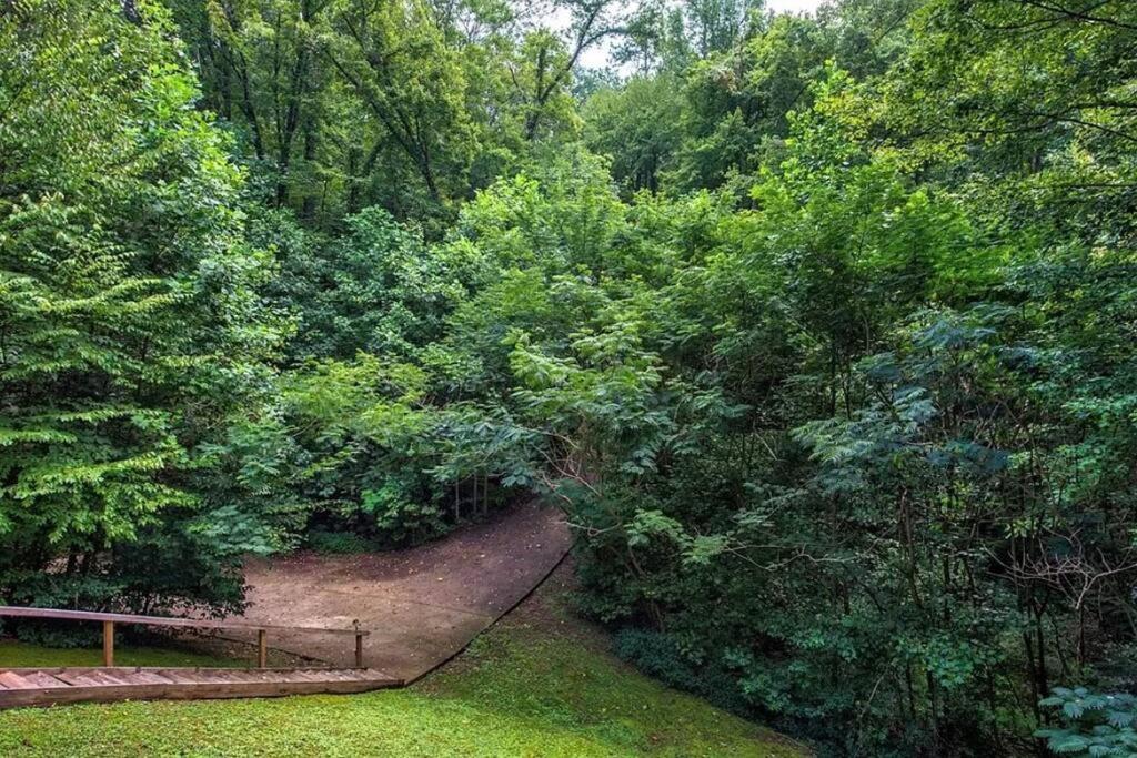 Cabin, Hot Tub, Arcade Games! Sleeps 8!