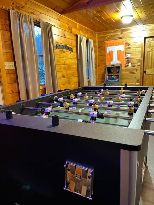 Cabin, Hot Tub, Arcade Games! Sleeps 8! Holiday home Gatlinburg