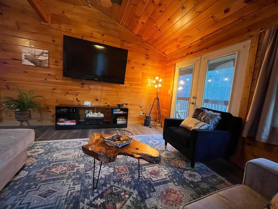 Cabin, Hot Tub, Arcade Games! Sleeps 8! Holiday home