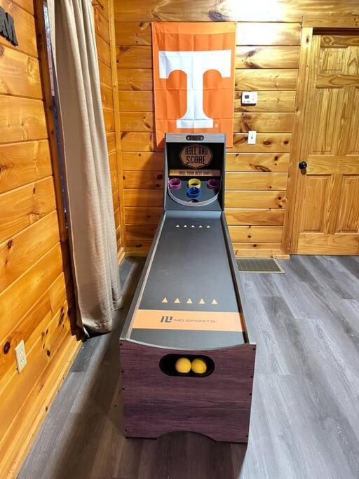 Holiday home Cabin, Hot Tub, Arcade Games! Sleeps 8!