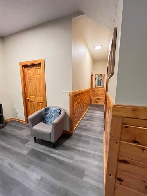 Cabin, Hot Tub, Arcade Games! Sleeps 8! Holiday home *
