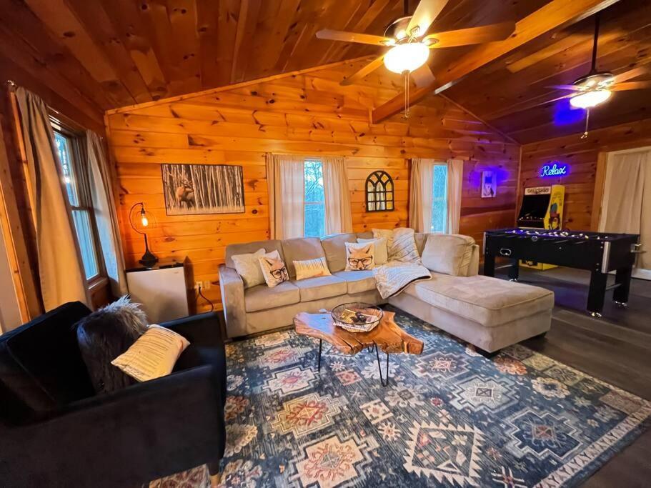 Holiday home Cabin, Hot Tub, Arcade Games! Sleeps 8! Gatlinburg