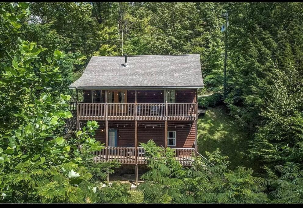 Holiday home Cabin, Hot Tub, Arcade Games! Sleeps 8! *