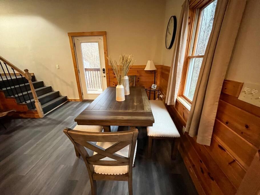 Cabin, Hot Tub, Arcade Games! Sleeps 8! Holiday home Gatlinburg