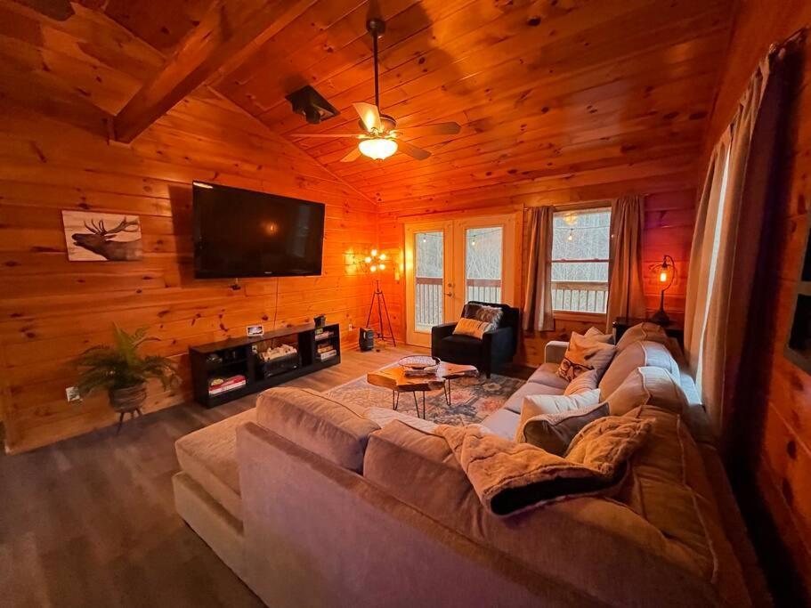 Cabin, Hot Tub, Arcade Games! Sleeps 8! * Gatlinburg