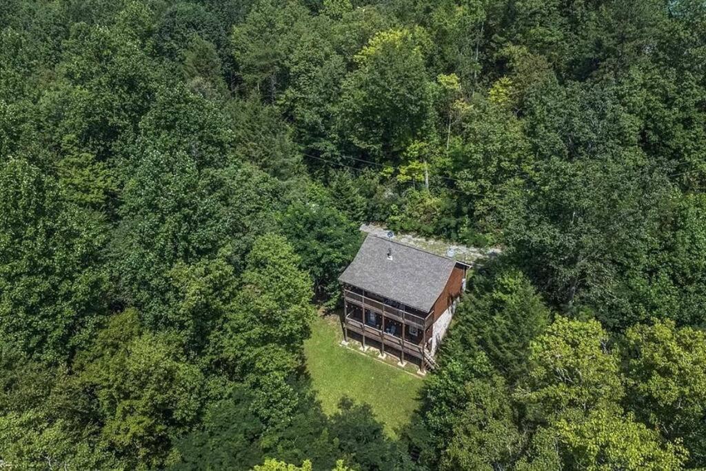 Cabin, Hot Tub, Arcade Games! Sleeps 8!