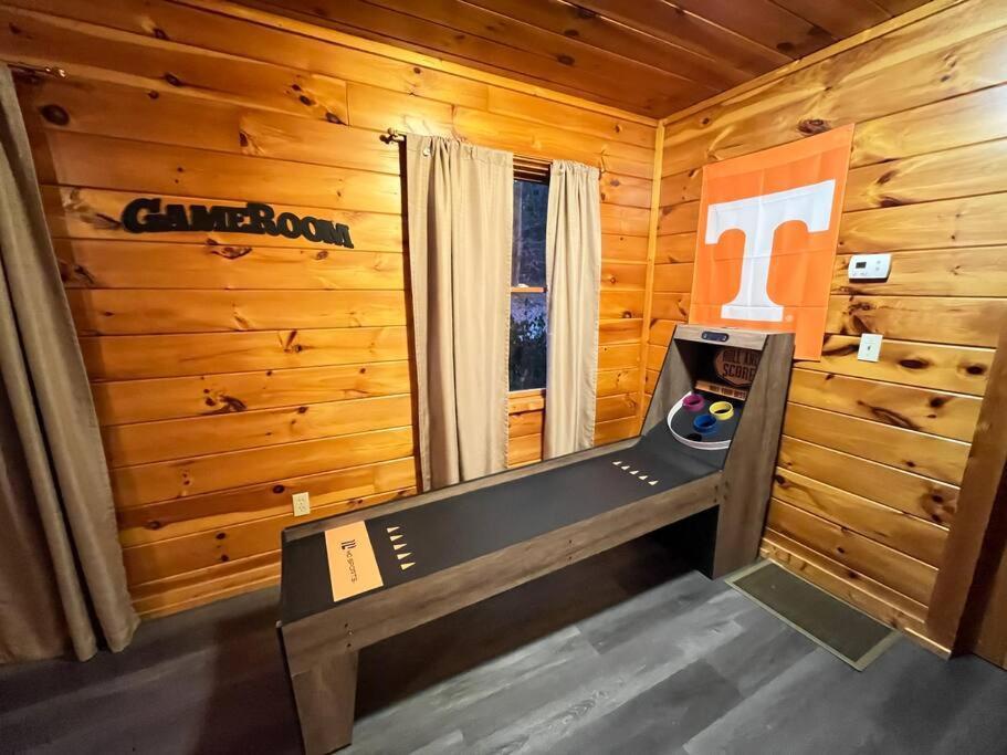 Cabin, Hot Tub, Arcade Games! Sleeps 8! Holiday home *