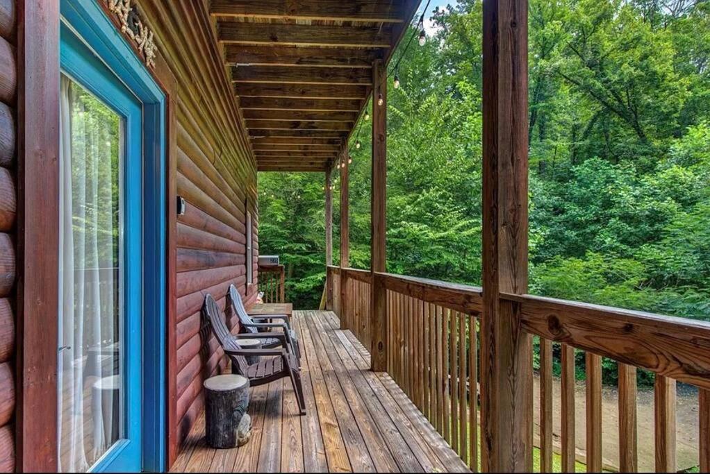 Cabin, Hot Tub, Arcade Games! Sleeps 8!