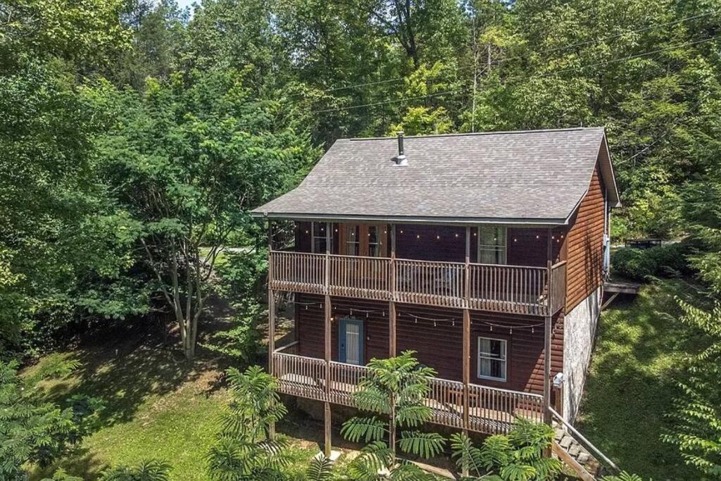 Holiday home Cabin, Hot Tub, Arcade Games! Sleeps 8! Gatlinburg