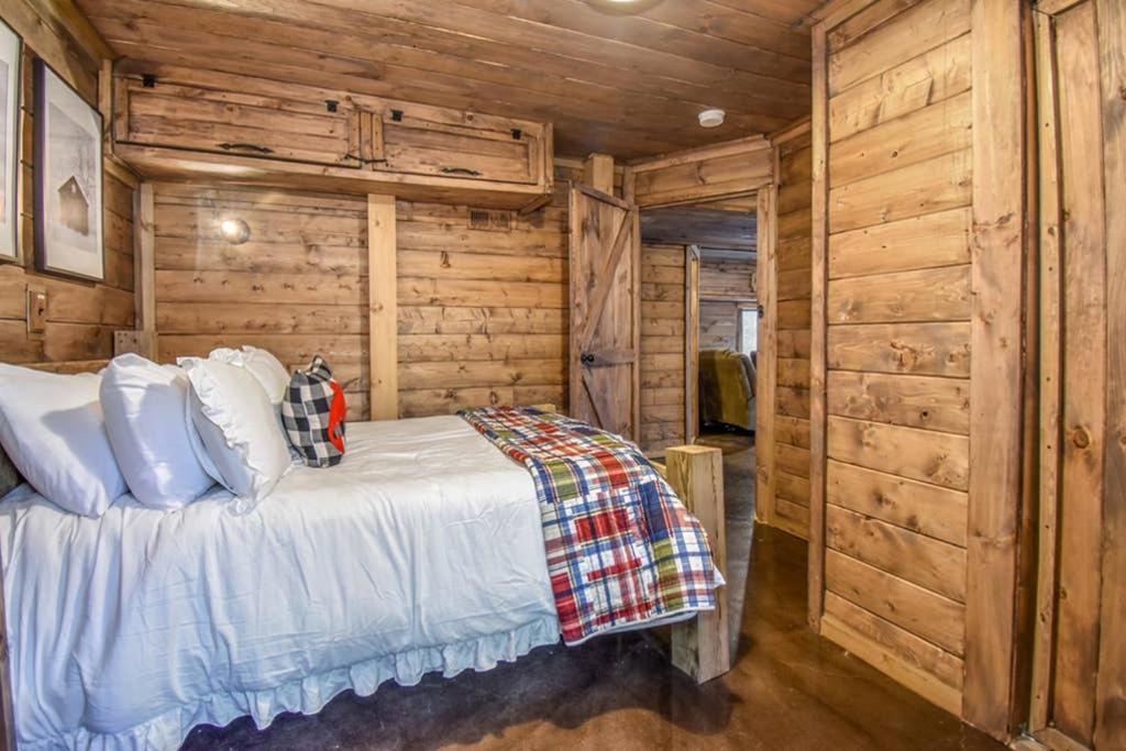Holiday home Bear Sightings! 8 Mins To Downtown Gatlinburg, Kids Cave, Theatre, Treehouse! Gatlinburg