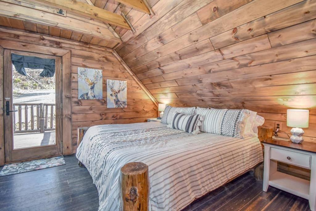 Holiday home Bear Sightings! 8 Mins To Downtown Gatlinburg, Kids Cave, Theatre, Treehouse! Gatlinburg