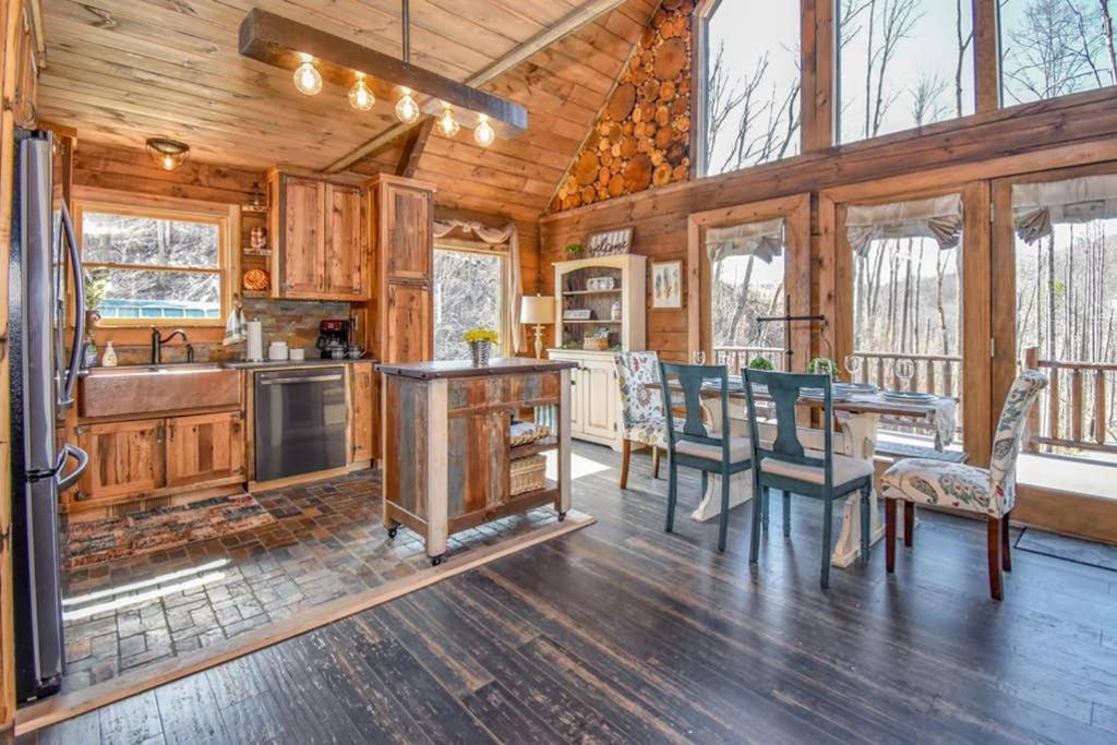 Holiday home Bear Sightings! 8 Mins To Downtown Gatlinburg, Kids Cave, Theatre, Treehouse!