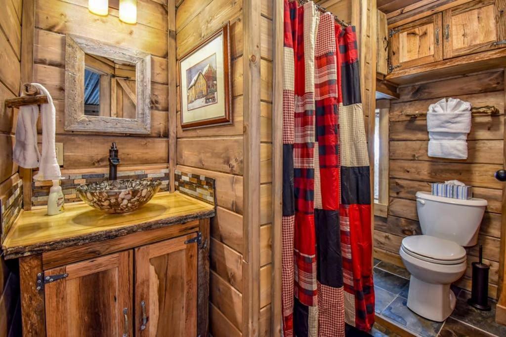 Bear Sightings! 8 Mins To Downtown Gatlinburg, Kids Cave, Theatre, Treehouse! * Gatlinburg