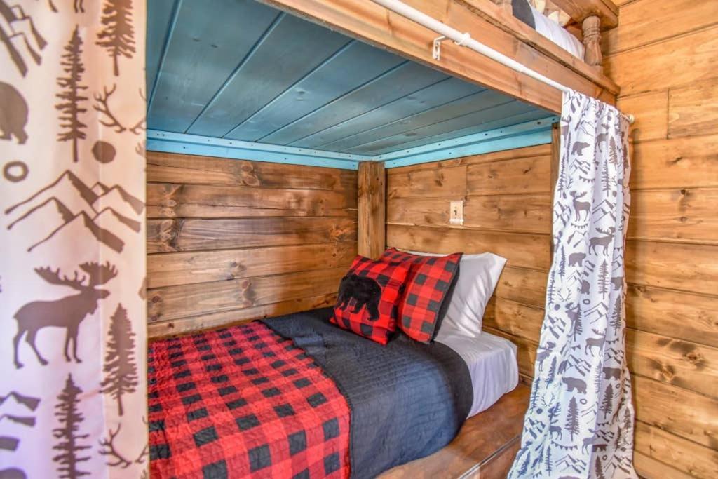Holiday home Bear Sightings! 8 Mins To Downtown Gatlinburg, Kids Cave, Theatre, Treehouse!