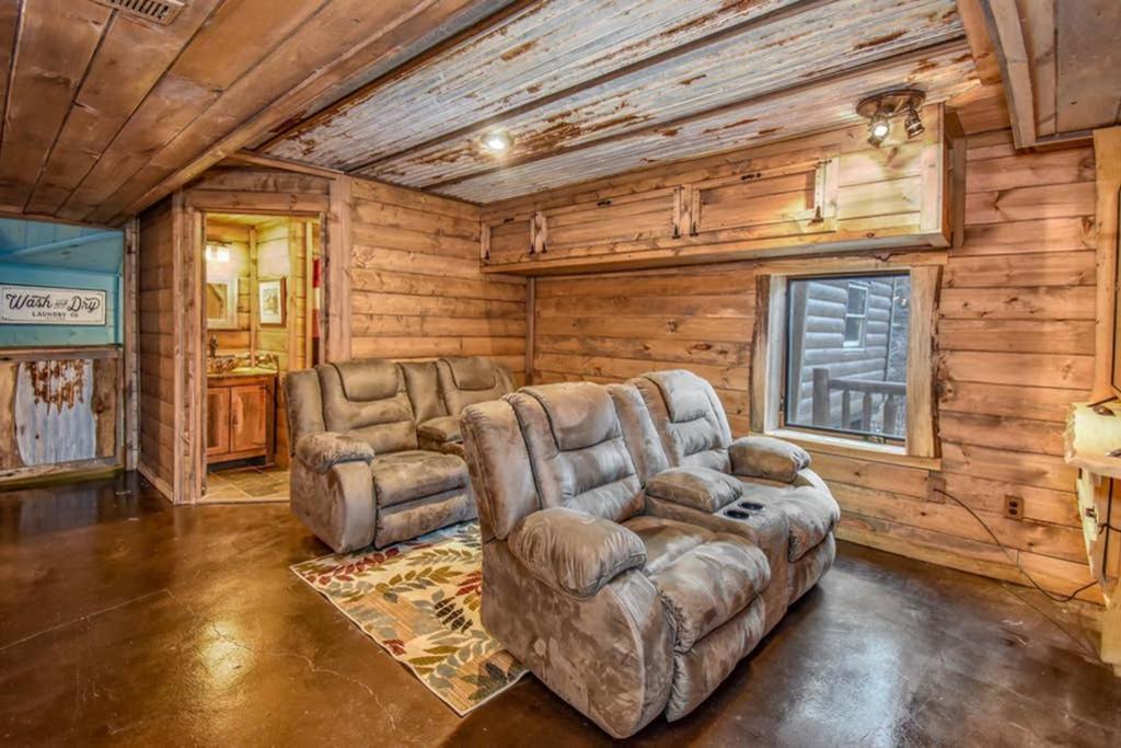 Holiday home Bear Sightings! 8 Mins To Downtown Gatlinburg, Kids Cave, Theatre, Treehouse! Gatlinburg