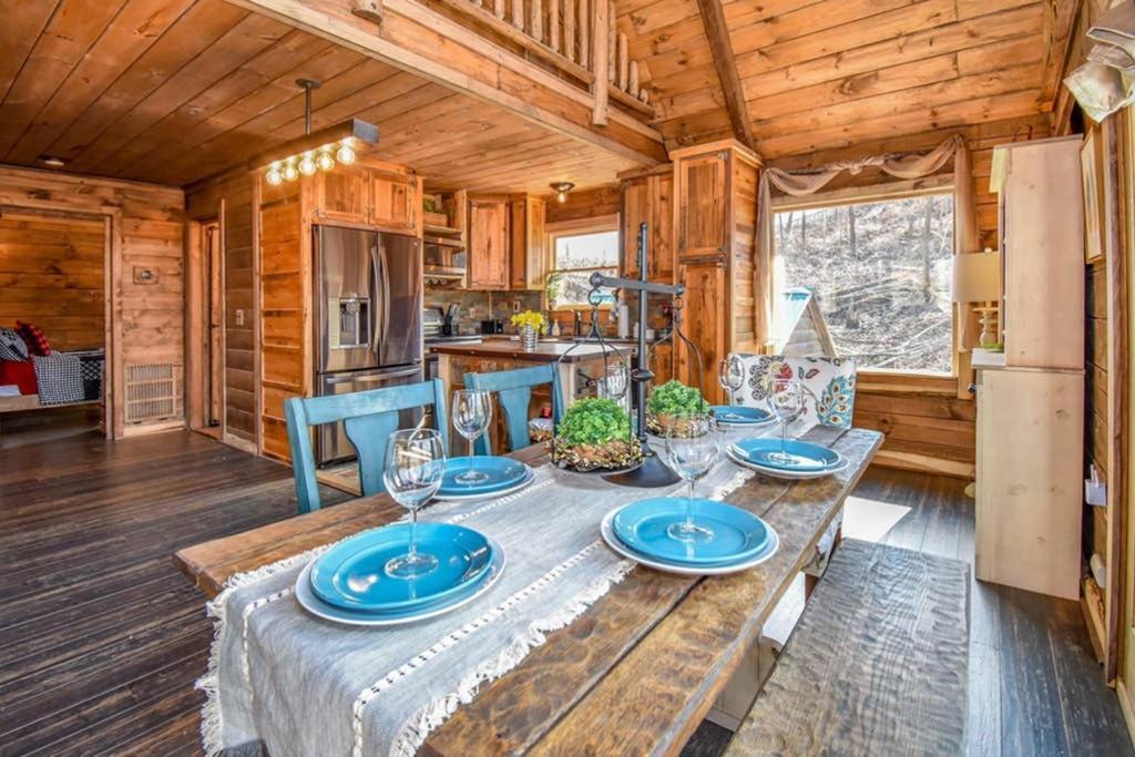 Bear Sightings! 8 Mins To Downtown Gatlinburg, Kids Cave, Theatre, Treehouse! Holiday home *