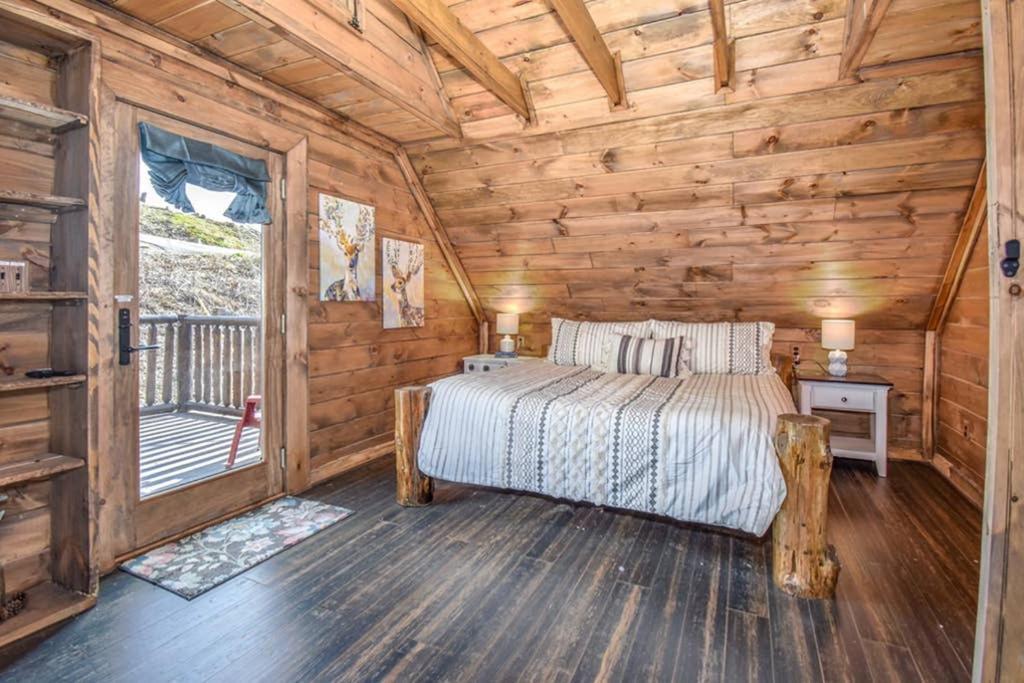 Bear Sightings! 8 Mins To Downtown Gatlinburg, Kids Cave, Theatre, Treehouse! Holiday home
