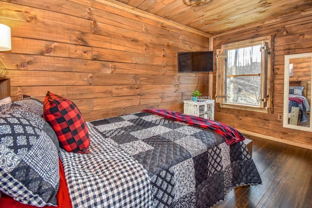 Holiday home Bear Sightings! 8 Mins To Downtown Gatlinburg, Kids Cave, Theatre, Treehouse! *