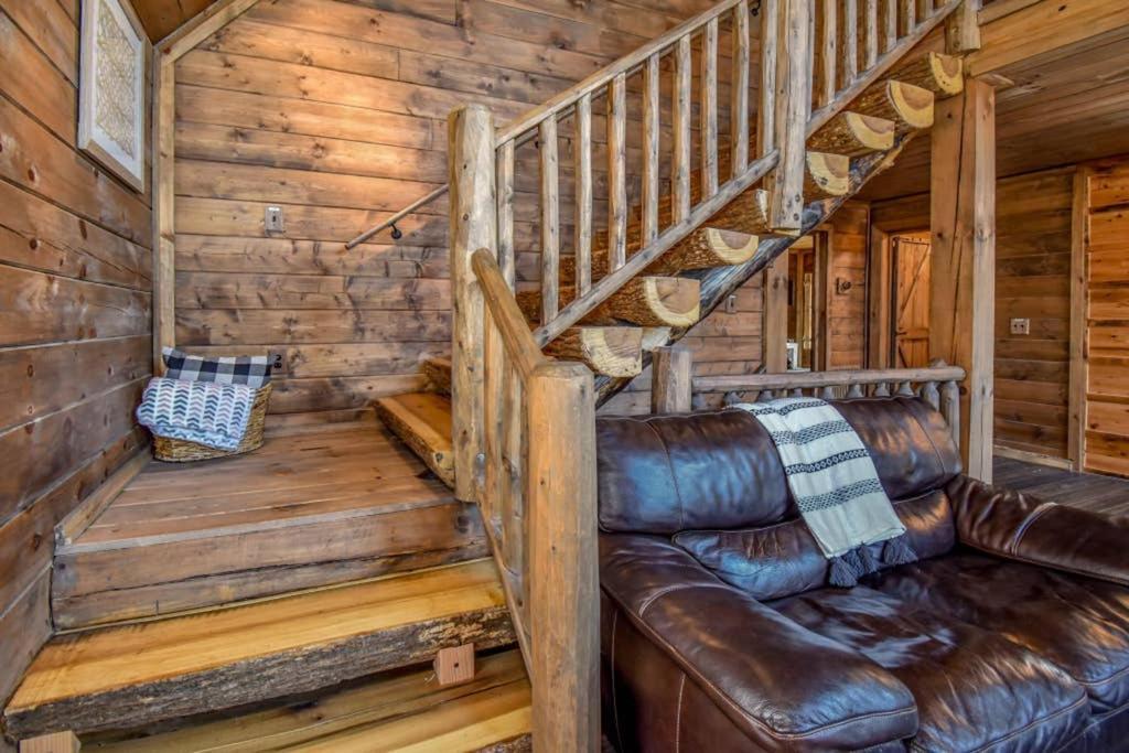Bear Sightings! 8 Mins To Downtown Gatlinburg, Kids Cave, Theatre, Treehouse! *