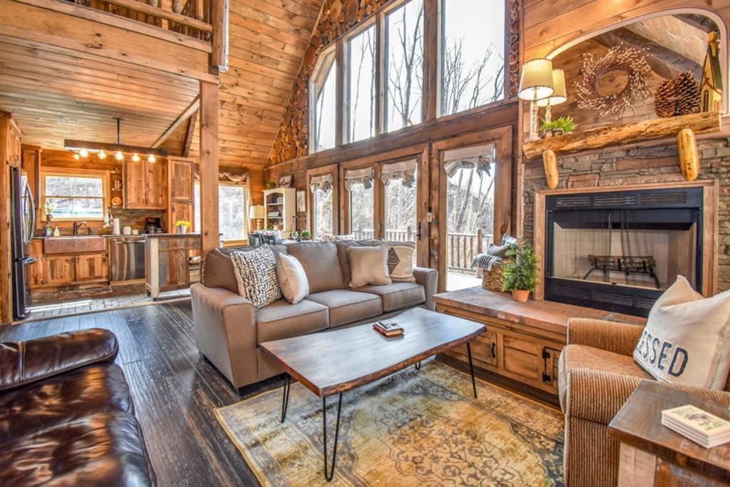 Holiday home Bear Sightings! 8 Mins To Downtown Gatlinburg, Kids Cave, Theatre, Treehouse!