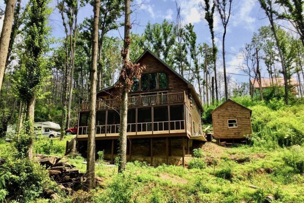 Holiday home Bear Sightings! 8 Mins To Downtown Gatlinburg, Kids Cave, Theatre, Treehouse! Gatlinburg