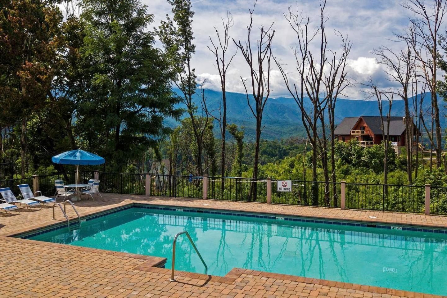 Bear Sightings! 8 Mins To Downtown Gatlinburg, Kids Cave, Theatre, Treehouse! Gatlinburg