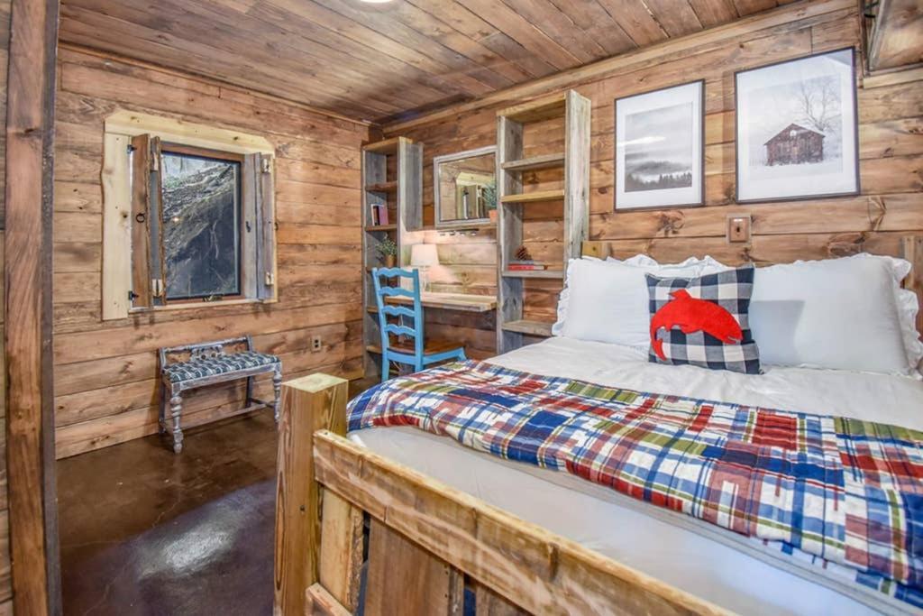 Bear Sightings! 8 Mins To Downtown Gatlinburg, Kids Cave, Theatre, Treehouse! Holiday home *