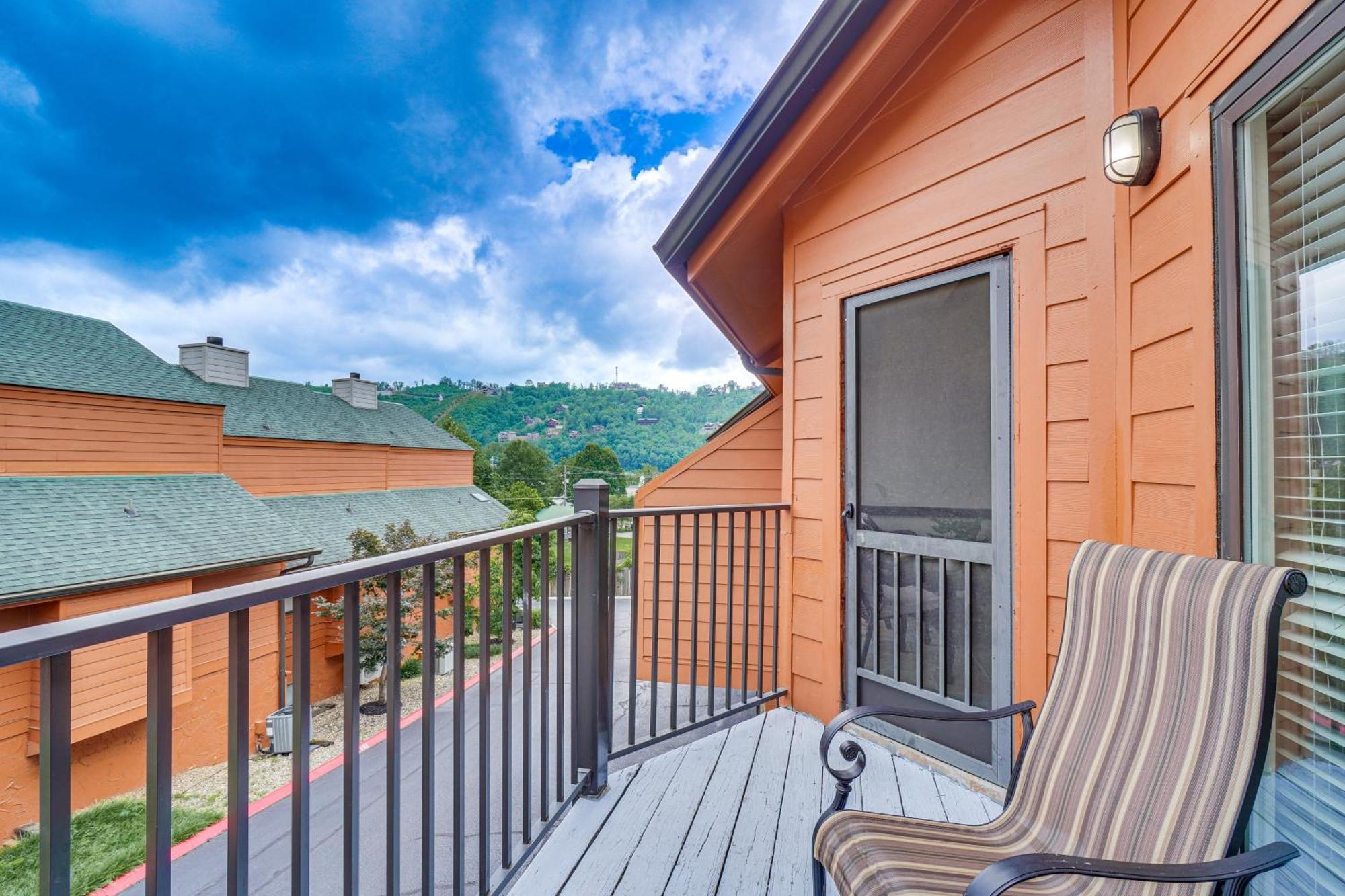 Downtown With Mountain-view Balcony * Gatlinburg