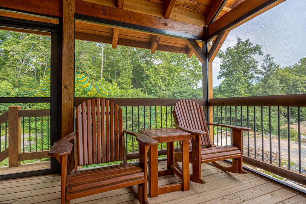 Brandon's Mountain Retreat By Eden Crest Chalet