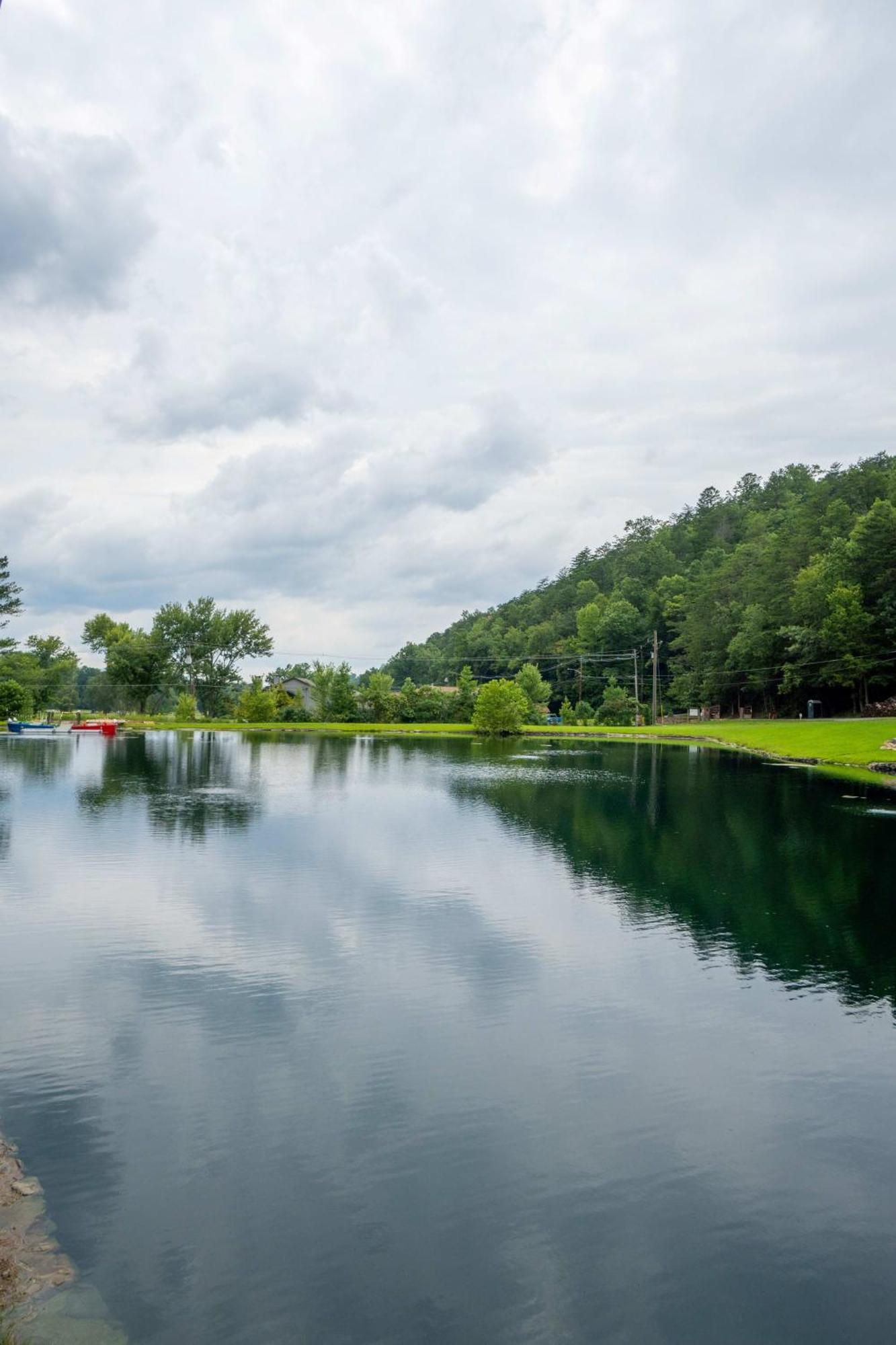 Tiny With Fishing Pond - Oak Holiday home Gatlinburg
