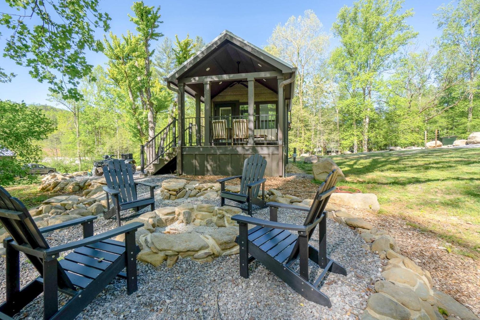 Tiny With Fishing Pond - Oak Holiday home *