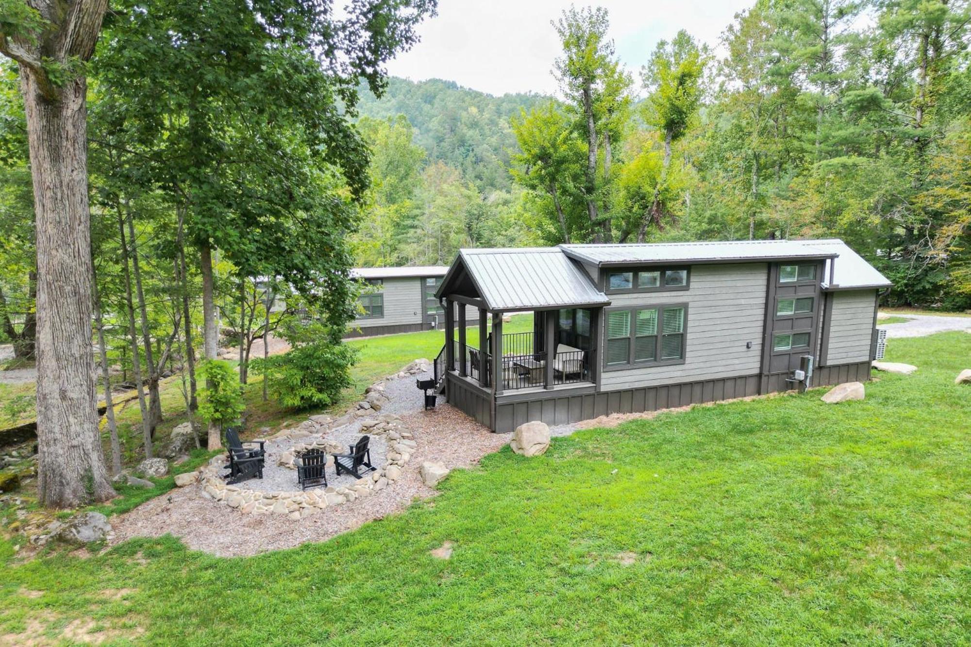 Tiny With Fishing Pond - Oak Holiday home