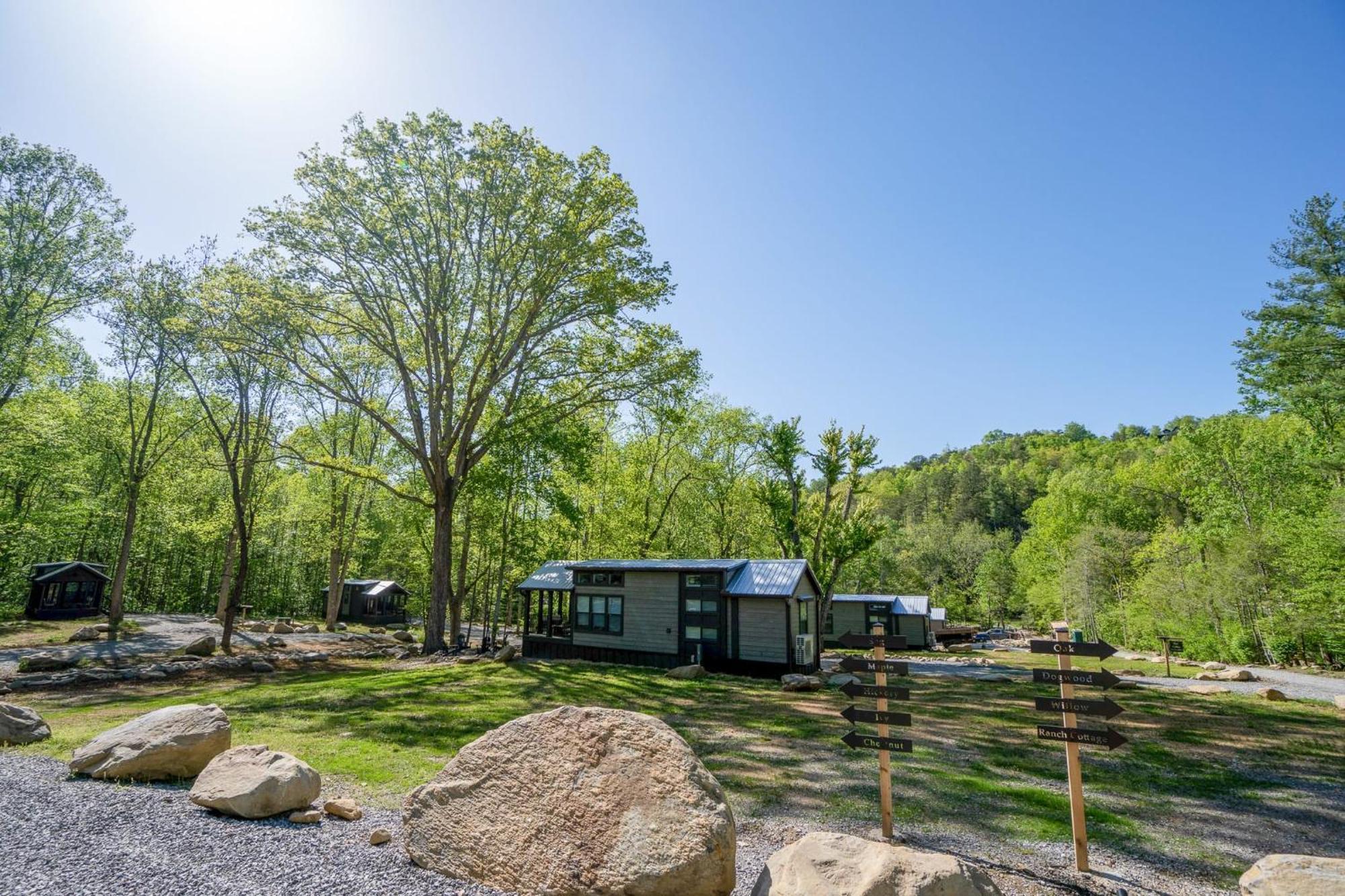 Tiny With Fishing Pond - Oak Holiday home Gatlinburg