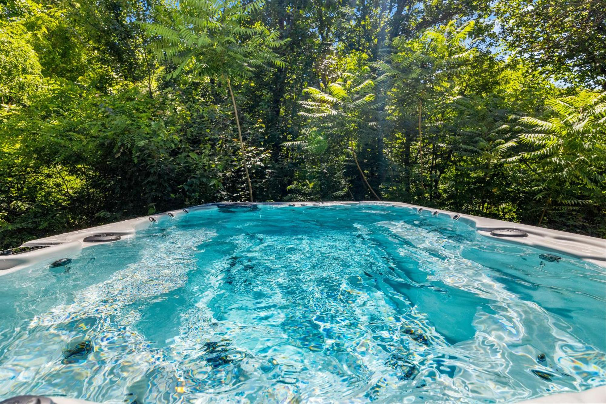 Hidden Gem For Up To 10 With Wi-fi, Game Room, Hot Tub And Swim Spa, Close To Town, Private Holiday home *