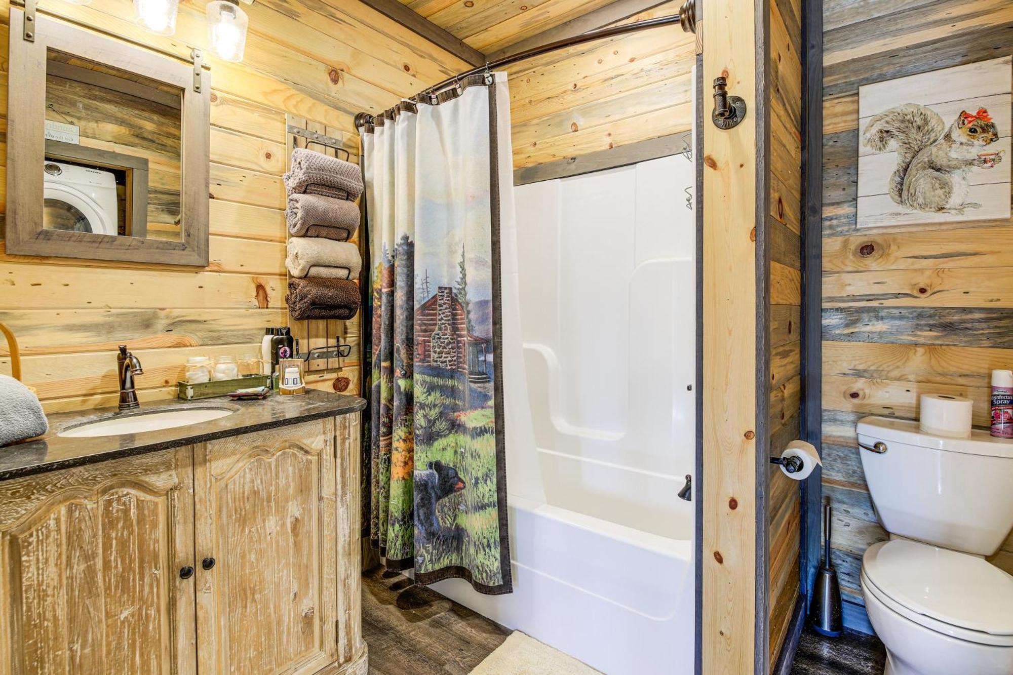 Holiday home Secluded With Hot Tub! *