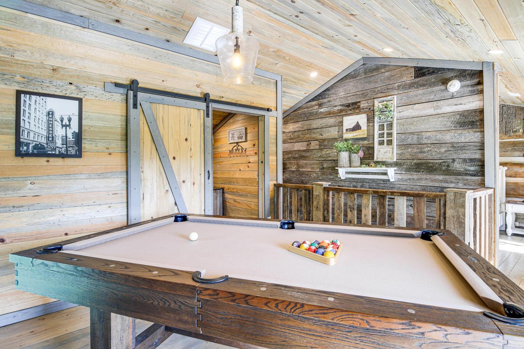 Secluded With Hot Tub! Gatlinburg