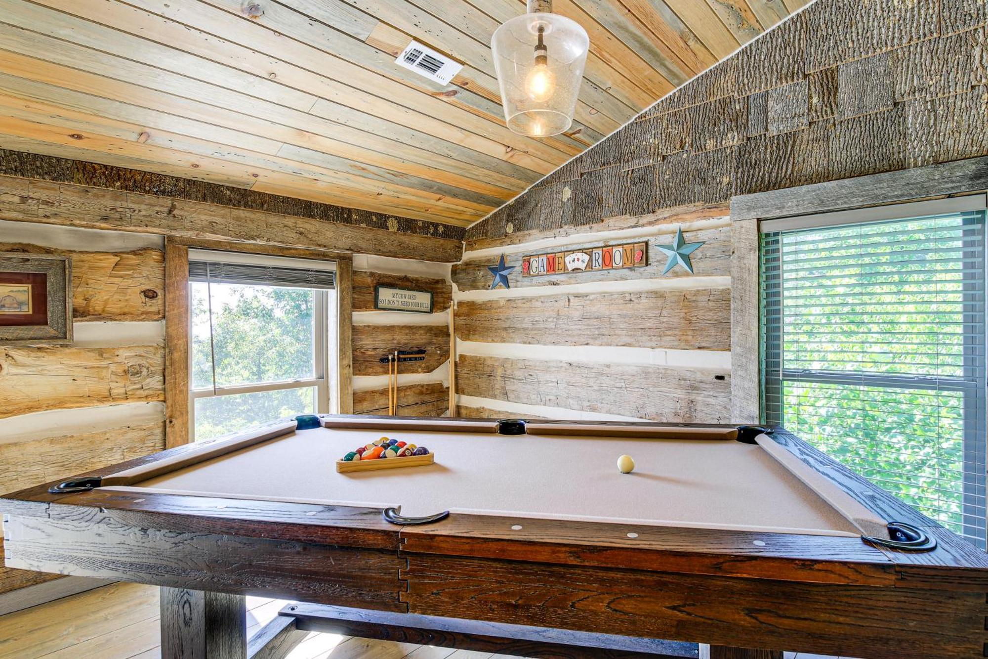 Secluded With Hot Tub! Gatlinburg