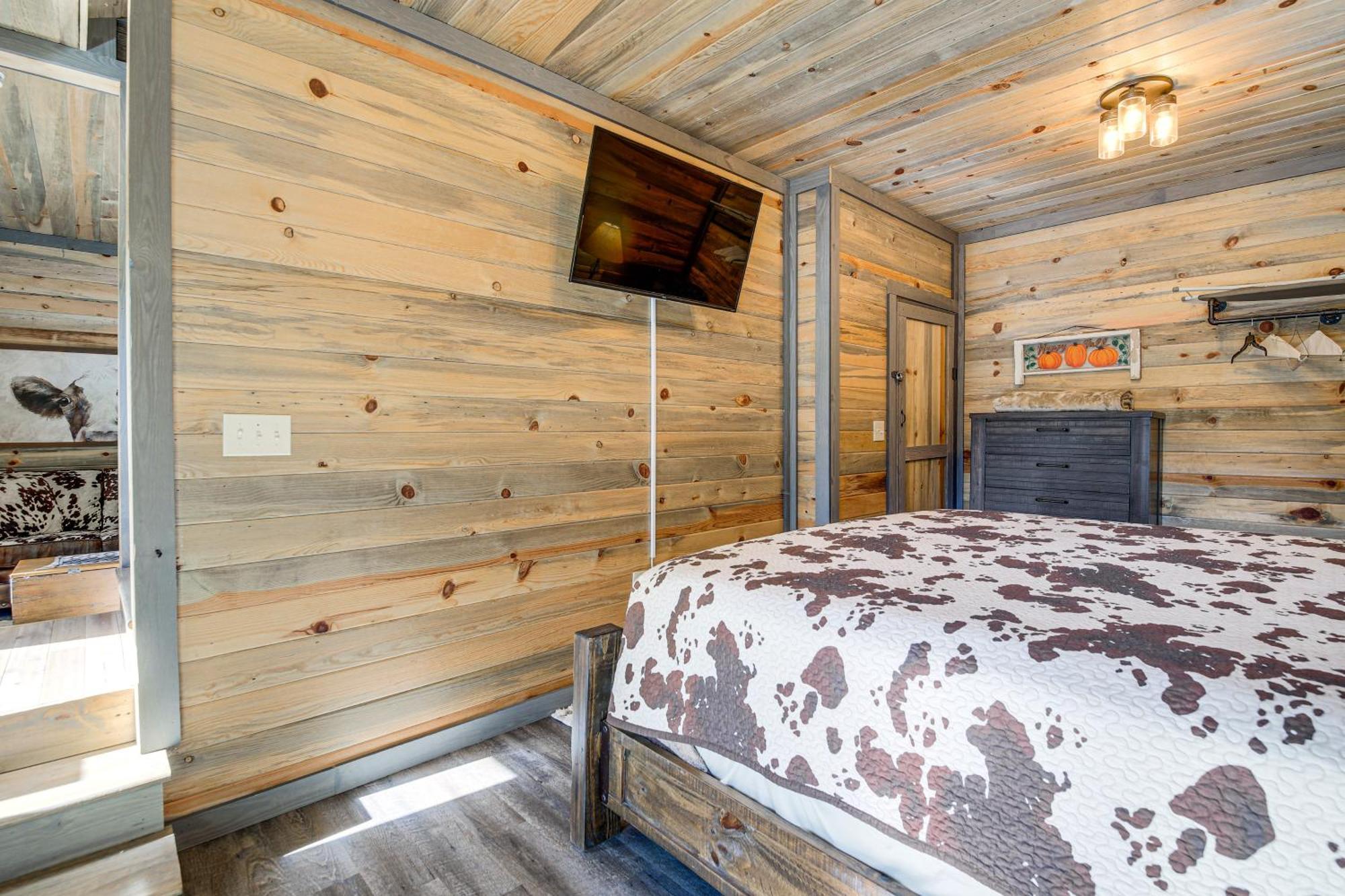 Secluded With Hot Tub! Holiday home *
