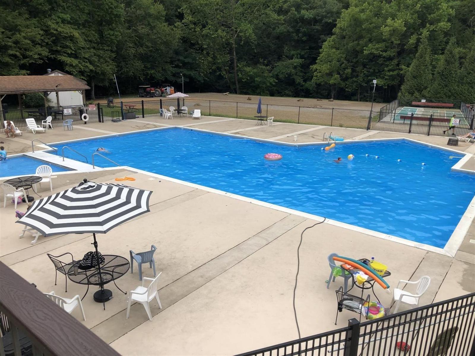 Creekside Glamping Resort- Pool, Fishing Pond, Mini Golf, Game Room, Pet Friendly Holiday home *
