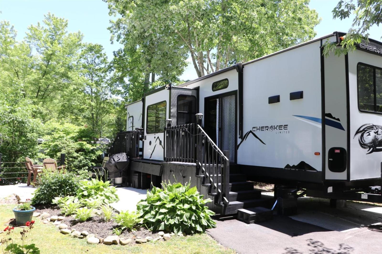 Creekside Glamping Resort- Pool, Fishing Pond, Mini Golf, Game Room, Pet Friendly Holiday home Gatlinburg