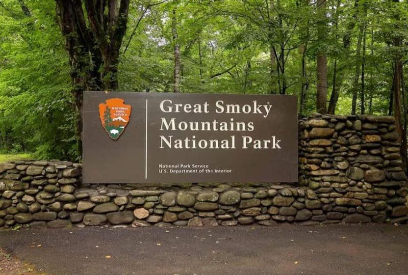 Creekside Glamping Resort- Pool, Fishing Pond, Mini Golf, Game Room, Pet Friendly Holiday home Gatlinburg