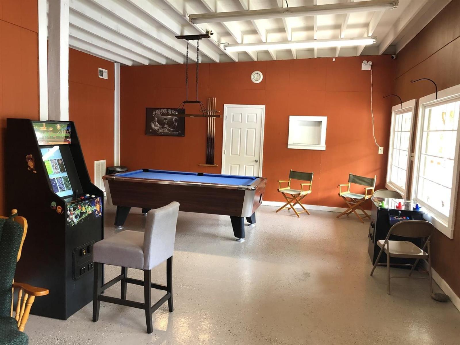 Holiday home Creekside Glamping Resort- Pool, Fishing Pond, Mini Golf, Game Room, Pet Friendly