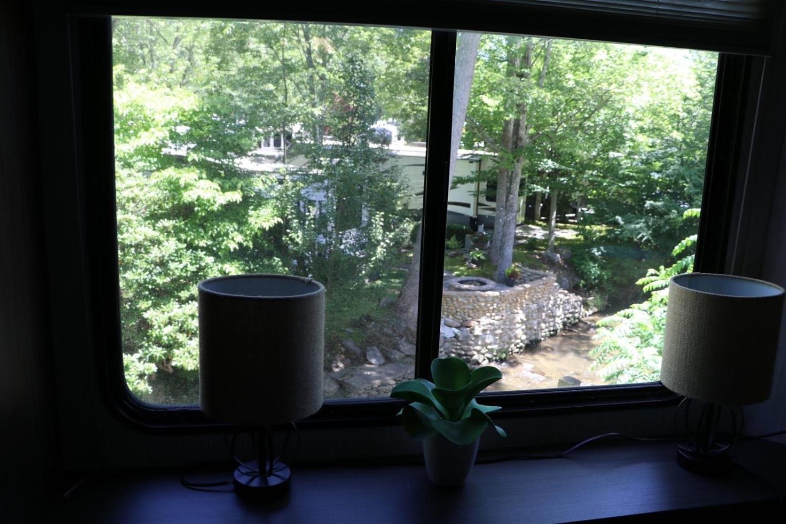 Creekside Glamping Resort- Pool, Fishing Pond, Mini Golf, Game Room, Pet Friendly Holiday home