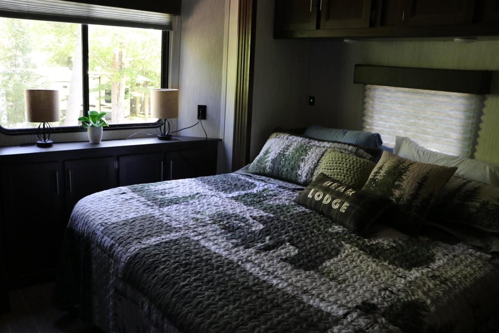 Holiday home Creekside Glamping Resort- Pool, Fishing Pond, Mini Golf, Game Room, Pet Friendly Gatlinburg